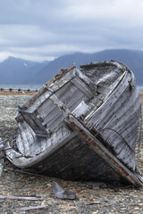 Fototapeta na wymiar boat breaks on the shore