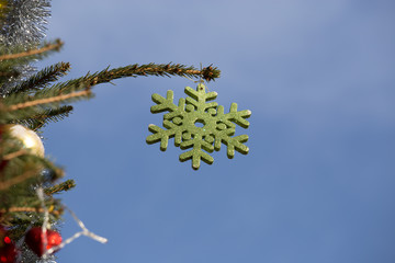 Fiocchi di neve per addobbi di natale nel cielo blu.