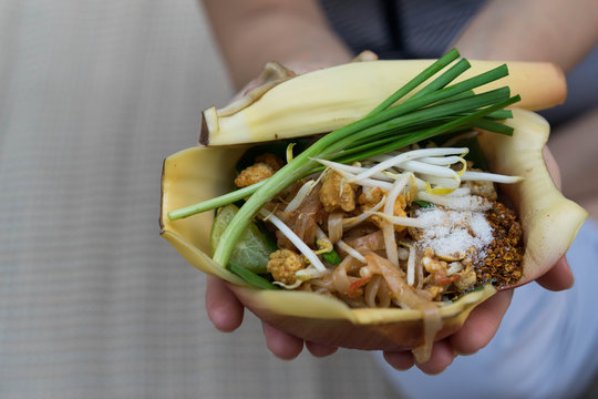 Fried noodle Thai style with prawns