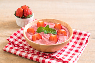 strawberry smoothies bowl
