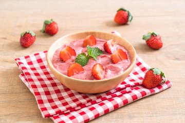 strawberry smoothies bowl