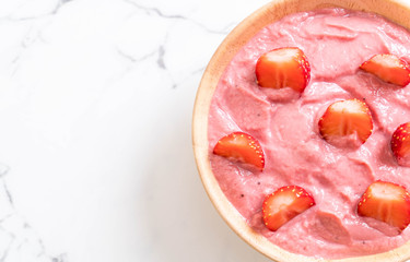 strawberry smoothies bowl