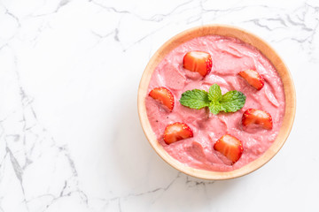 strawberry smoothies bowl