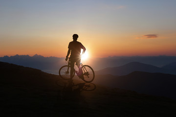 Obraz na płótnie Canvas Mountainbiker in den Bergen