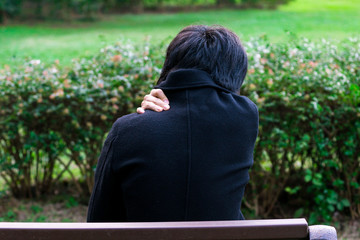 Fototapeta premium 肩を押さえる男性
