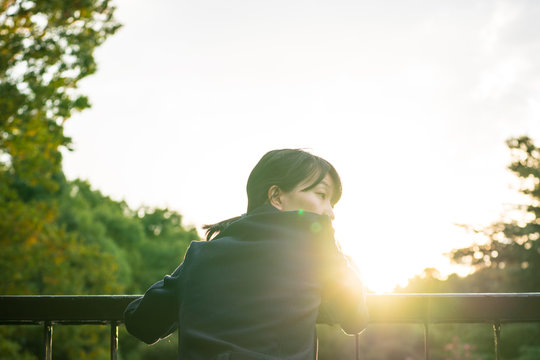 太陽光を浴びる女性