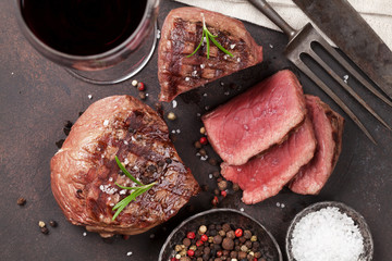 Grilled fillet steak with wine
