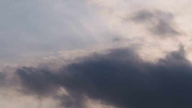 夕日の中の雨雲