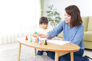 お絵かきをする親子