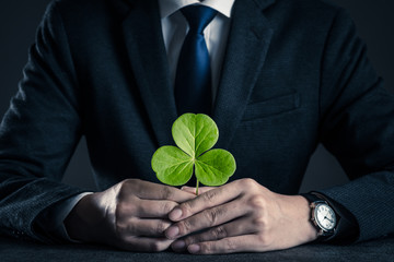 植物を持っているビジネスマン