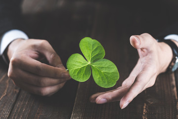 植物を持っているビジネスマン