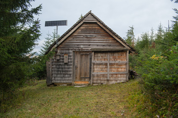 Fototapeta na wymiar Holzhütte im Wald mir Solarzelle