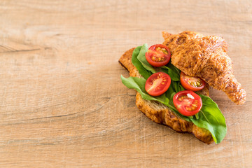 tomatoes croissant sandwich