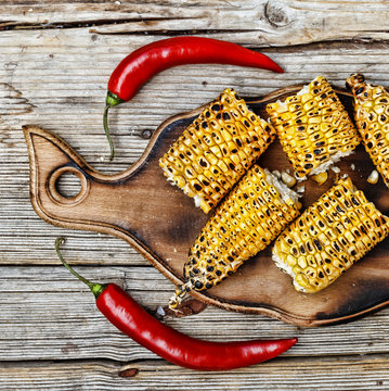 Traditional American food. Grilled corn. top vei