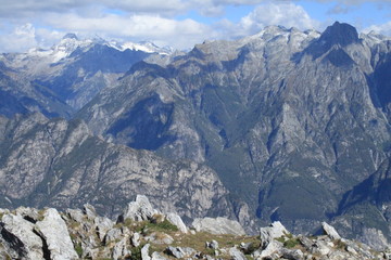 Fototapeta na wymiar Traumtag in den italienischen Alpen / Blick vom Monte Berlinghera zu den Gipfeln der Rätischen Alpen mit Pizzo Badile