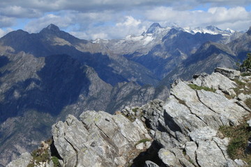 Fototapeta na wymiar Traumtag in den italienischen Alpen / Blick vom Monte Berlinghera auf die Rätischen Alpen mit Pizzo Badile