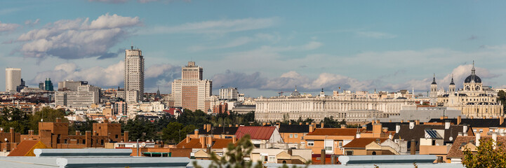 Obraz premium Madrid skyline seen from the viewpoint of La Latina park
