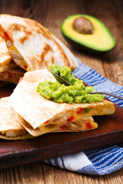 Quesadilla with chicken, served with guacamole or salsa sauce.