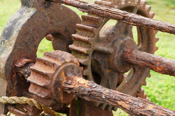 Engrenage du vieux treuil au port de Pors Tarz à Primelin