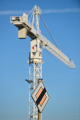 construction immobilier chantier grue travail beton zoning industriel finance priorite