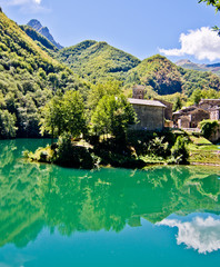 Obraz premium mountain lake with small hamlet and historic church