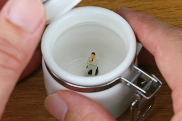 容器に入れられたビジネスマン