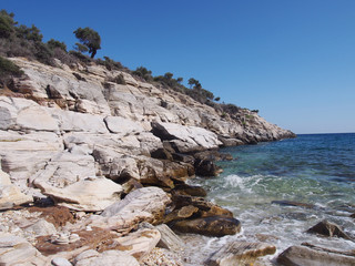 Skaliste wybrzeże greckiej wyspy Thassos