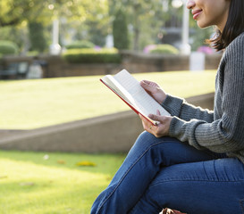 Obraz premium Asian woman reading notes