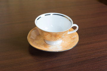 Porcelanowa filiżanka na spodeczku 