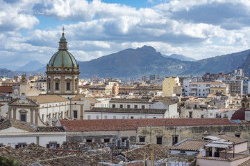 Fototapeta na wymiar Skyline della città di Palermo visto dai tetti, Italia