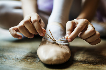 A Caucasian woman and girl practising ballet © Rawpixel.com