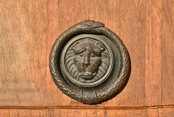 Poignée de porte métallique à tête de lion et serpent