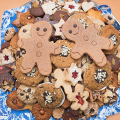 bunter Plätzchenteller mit Vollkorn Weihnachtsgebäck