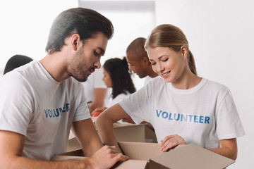 Obraz premium volunteers packing goods in box