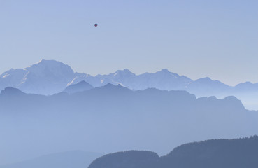 Paysage de montagnes brumeuses avec une montgolfière