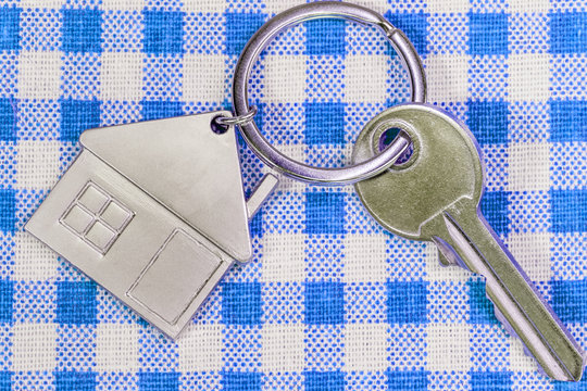 porte-clé maison sur fond de tissu Vichy à petits carreaux bleus 
