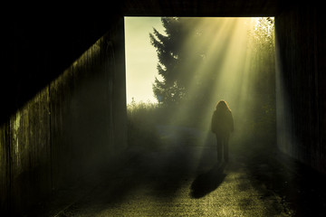 Dunkle Gestalt geistert durch mystischen Tunnel im Morgennebel