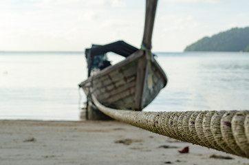 Fototapeta premium Old Rope Chain to Boat on a Beach at Surin Islands, Thailand.
