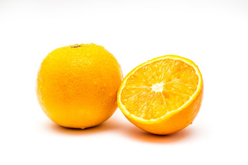Naranjas de zumo aisladas sobre fondo blanco
