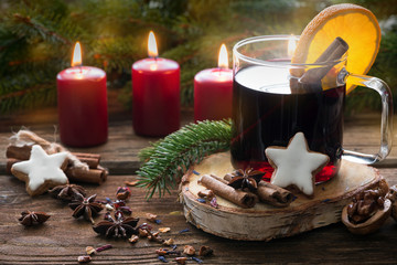 Advent: heißer Glühwein mit Zimtsternen und Gewürzen