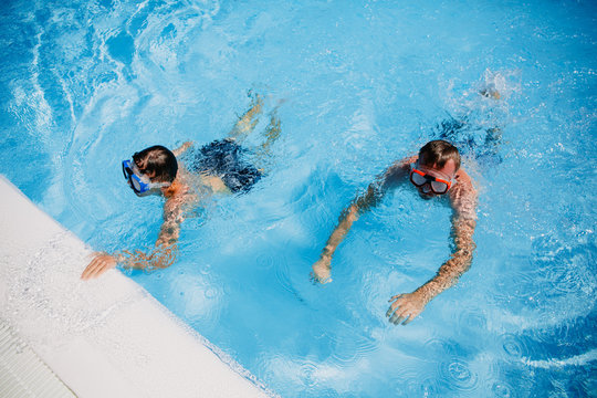 Menschen tauchen im Pool