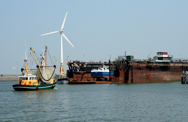 Obraz premium Activity in the harbor of Lauwersoog