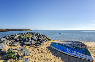 Plaża, stara łódź © martabialonoga
