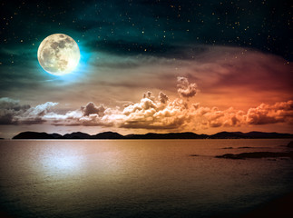 Panele Szklane Podświetlane  Krajobraz nieba z pełni księżyca na seascape do nocy. Natura spokoju.