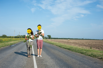 Obraz premium The couple in love in a field of sunflowers