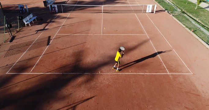 jeunes qui jouent au tennis sur terre battue 