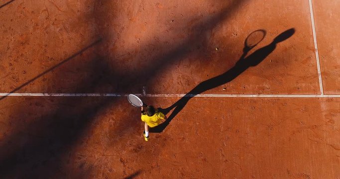 jeunes qui jouent au tennis sur terre battue 