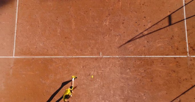 jeunes qui jouent au tennis sur terre battue 
