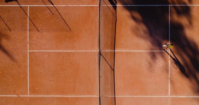 jeunes qui jouent au tennis sur terre battue 