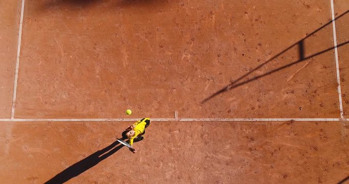 jeunes qui jouent au tennis sur terre battue 